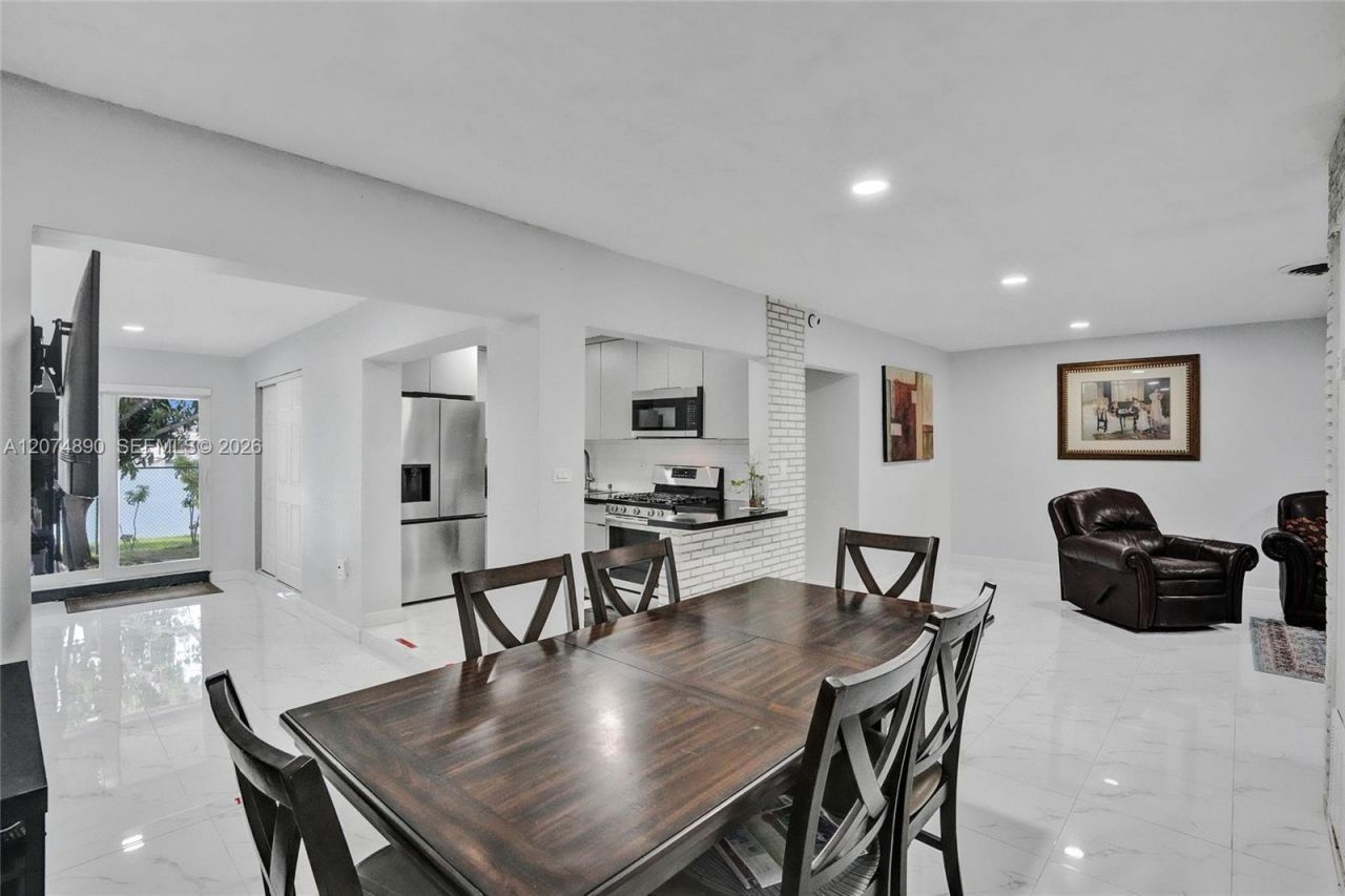 903 W 77th St, Hialeah, FL 33014 Photo