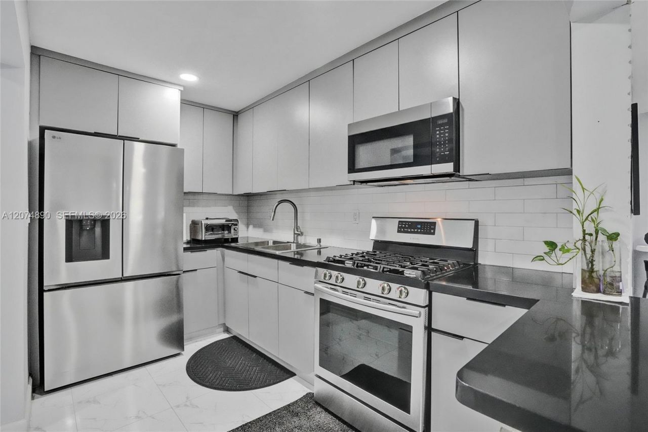903 W 77th St, Hialeah, FL 33014 Photo
