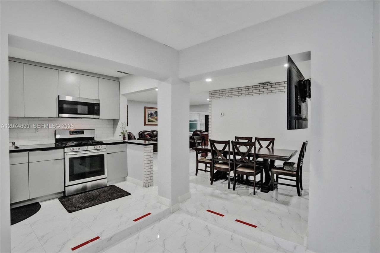 903 W 77th St, Hialeah, FL 33014 Photo