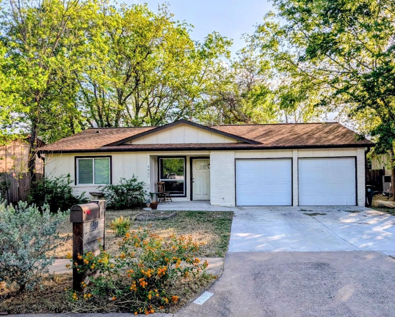 4407 Dovewood Dr, Austin, TX 78744 Main Photo