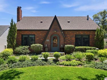2643 Woodsdale Boulevard, Lincoln, NE 68502