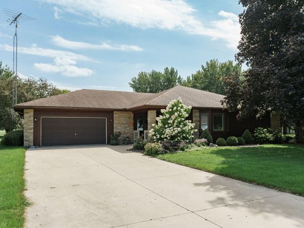 1605 Country Club Ln, Watertown, WI 53098