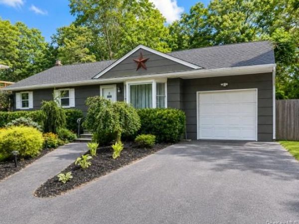 32 Robinson Avenue, Medford, NY 11763