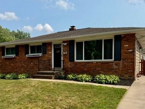 1211 Eric Lane , Cleveland, OH 44109