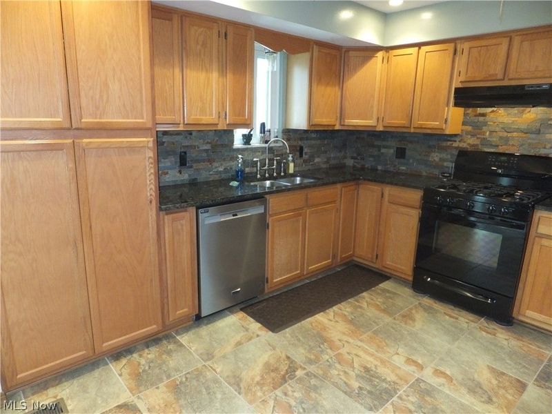1211 Eric Lane , Cleveland, OH 44109 Photo 6