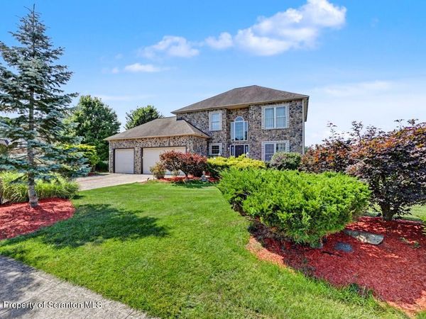 417 Varsity Drive, Throop, PA 18512