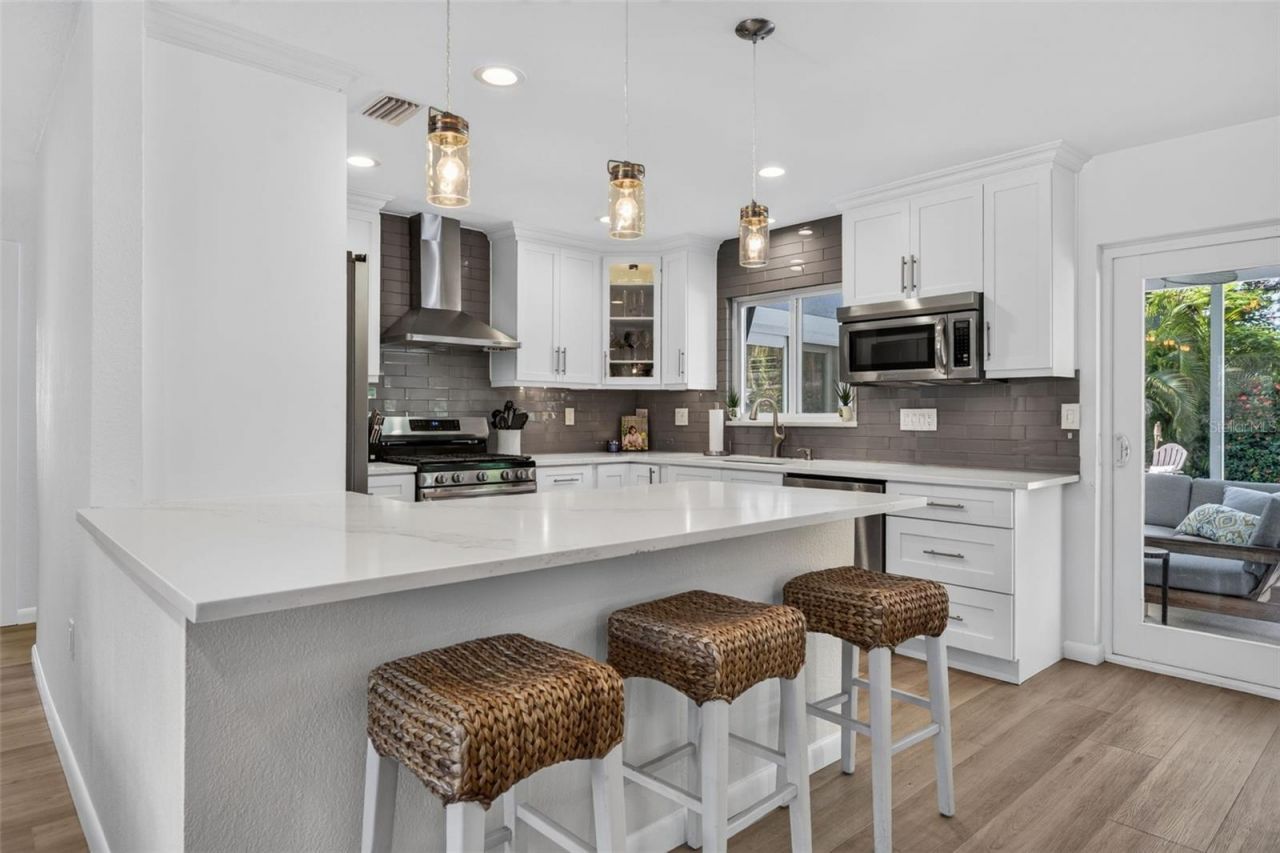 1743 Delaware Avenue Ne, Saint Petersburg, FL 33703 Photo