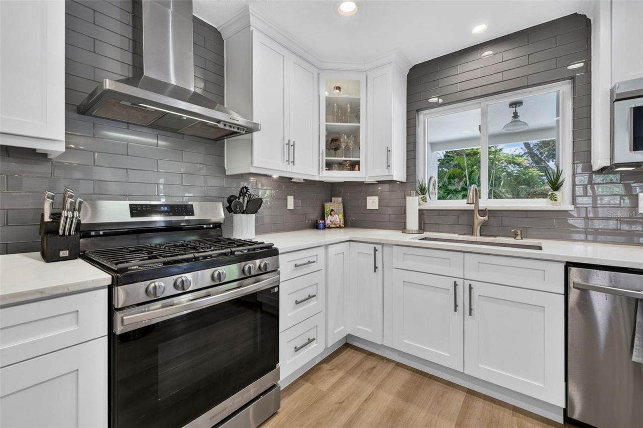 1743 Delaware Avenue Ne, Saint Petersburg, FL 33703 Photo