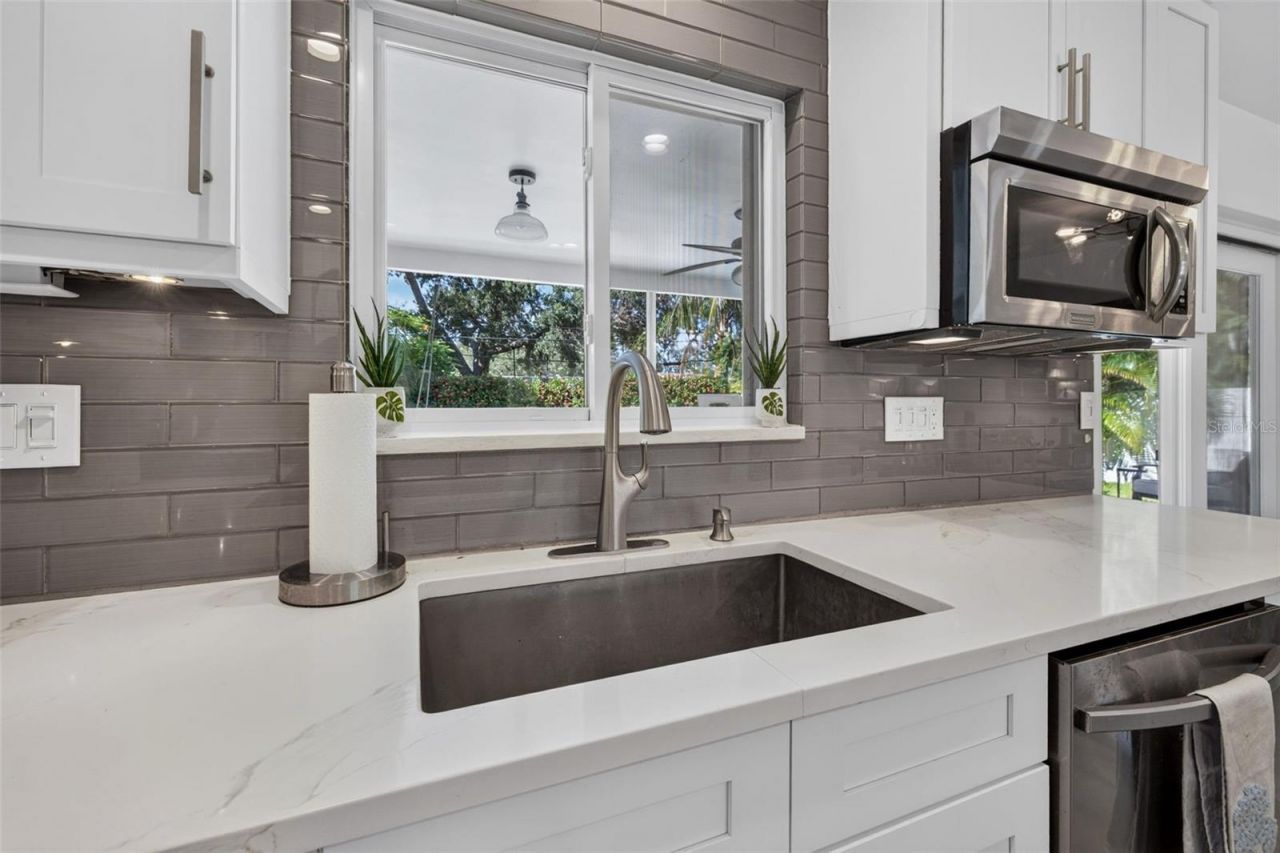 1743 Delaware Avenue Ne, Saint Petersburg, FL 33703 Photo