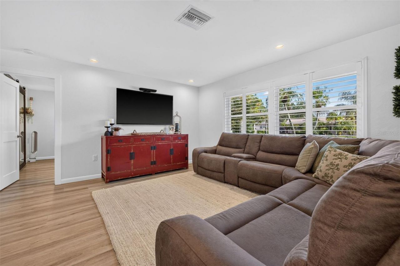 1743 Delaware Avenue Ne, Saint Petersburg, FL 33703 Photo