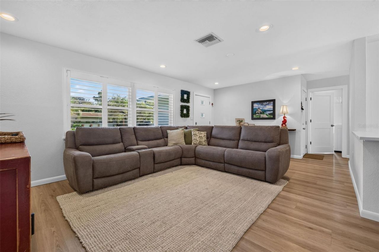 1743 Delaware Avenue Ne, Saint Petersburg, FL 33703 Photo
