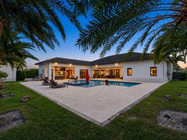 10352 NW 131st St, Hialeah Gardens, FL 33018