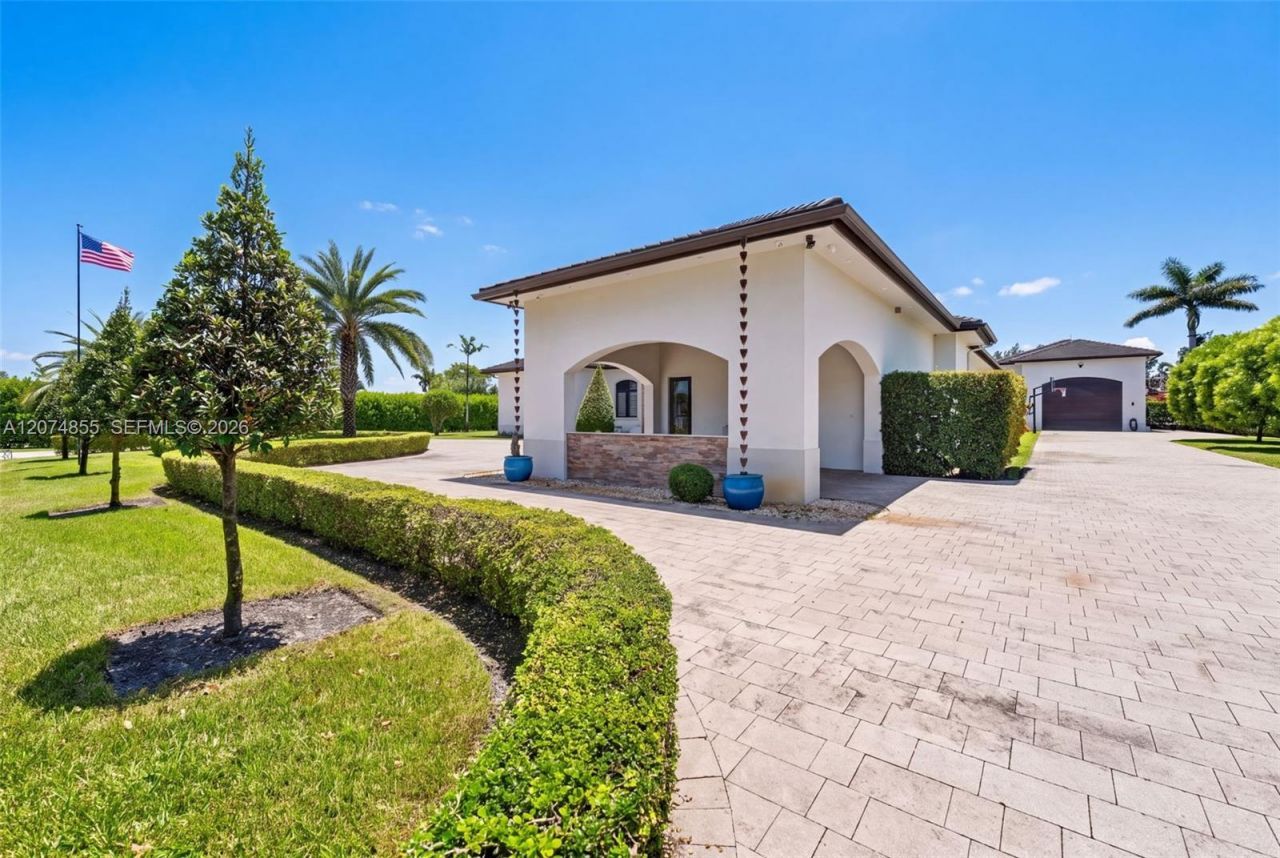 10352 NW 131st St, Hialeah Gardens, FL 33018 Photo