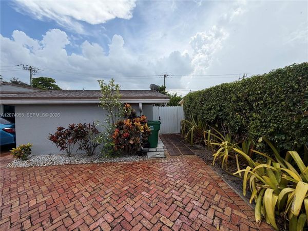 6830 SW 8th St , Unit STUDIO, Pembroke Pines, FL 33023
