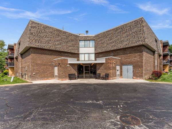 924 S Lake Court , Unit 105, Westmont, IL 60559