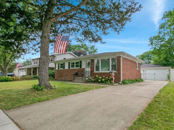 1402 S Robert Drive , Mount Prospect, IL 60056