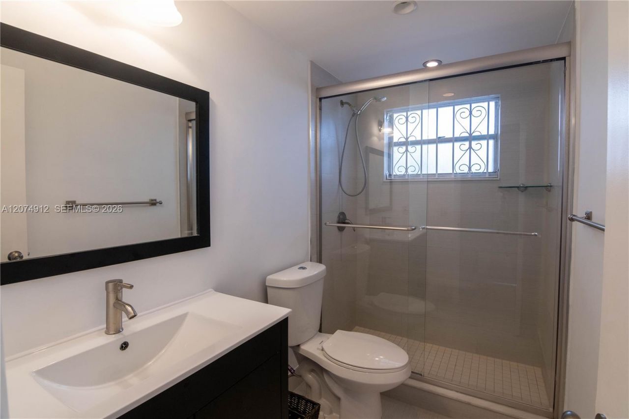 1750 W 46th St , Unit 521, Hialeah, FL 33012 Photo