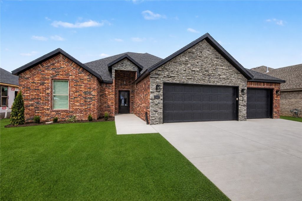 2102 Dagan Street, Siloam Springs, AR 72761 Main Photo