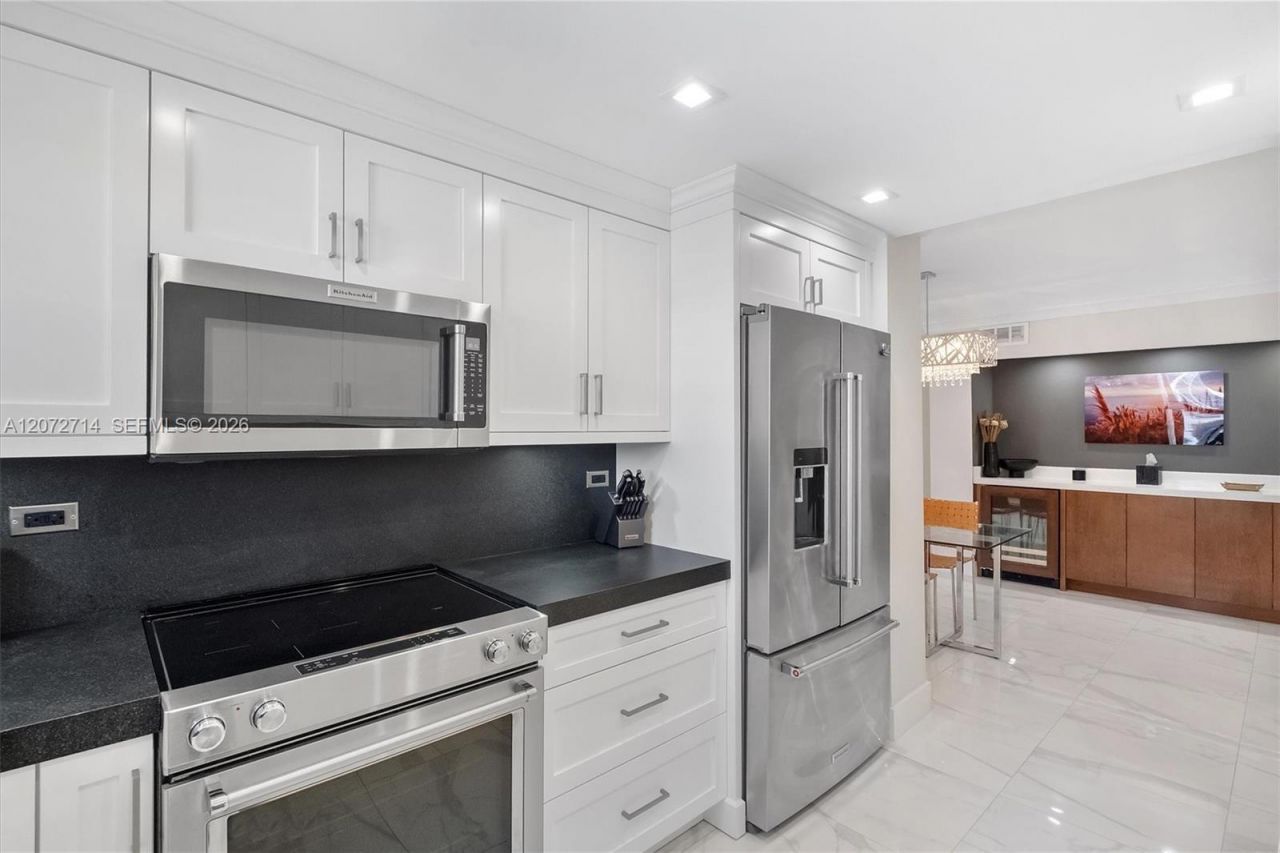5555 Collins Ave , Unit 16B, Miami Beach, FL 33140 Photo