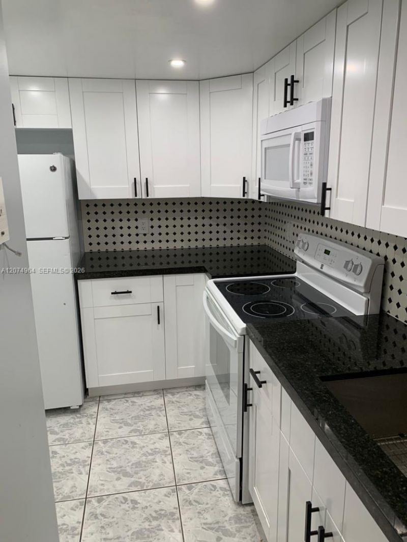 1990 Marseille Dr, Unit 206, Miami Beach, FL 33141 Photo