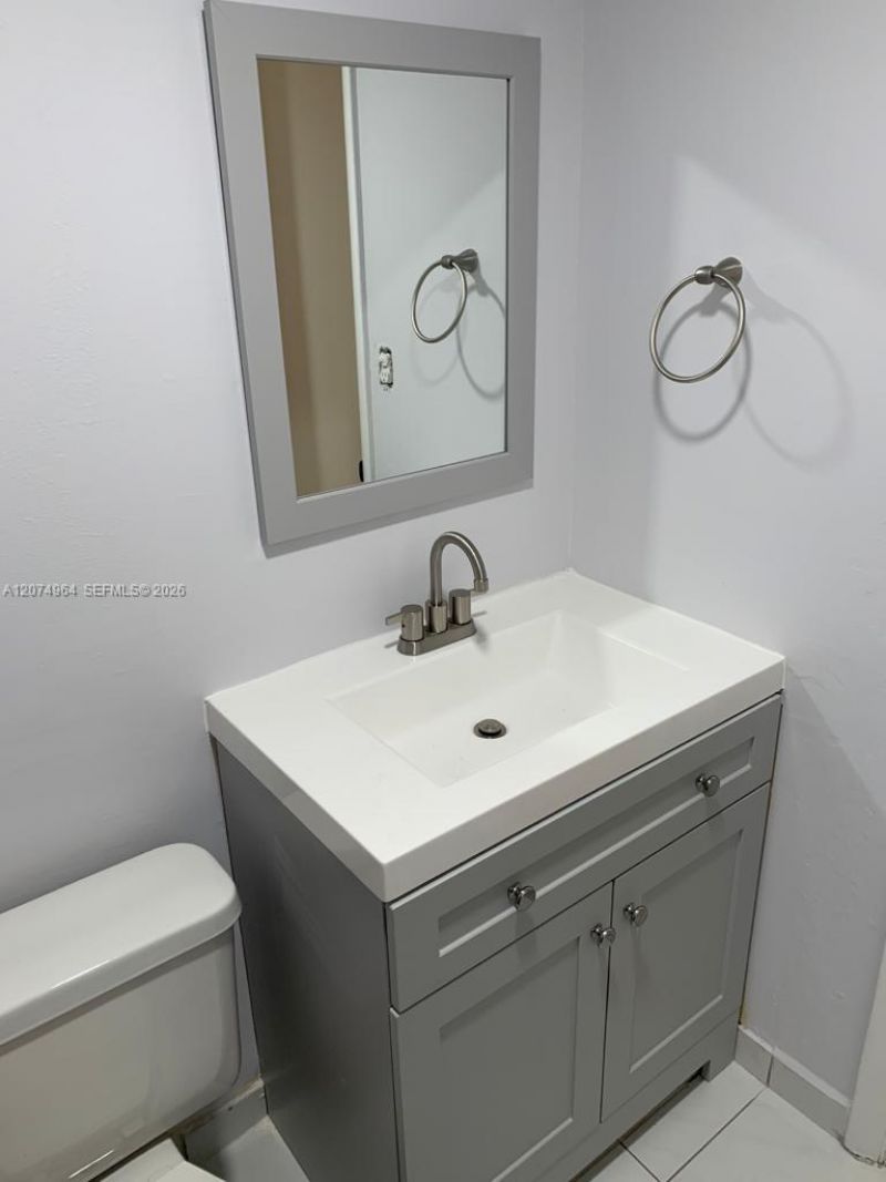 1990 Marseille Dr, Unit 206, Miami Beach, FL 33141 Photo