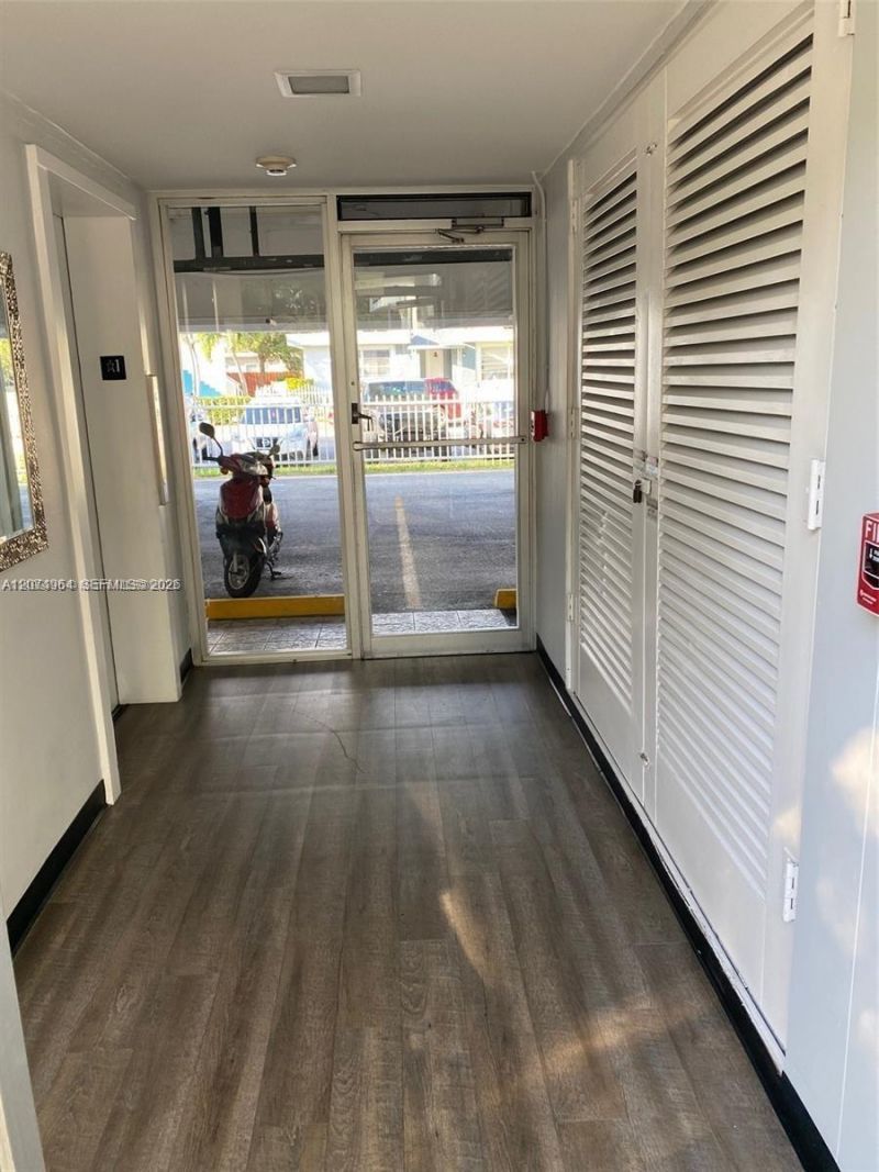 1990 Marseille Dr, Unit 206, Miami Beach, FL 33141 Photo