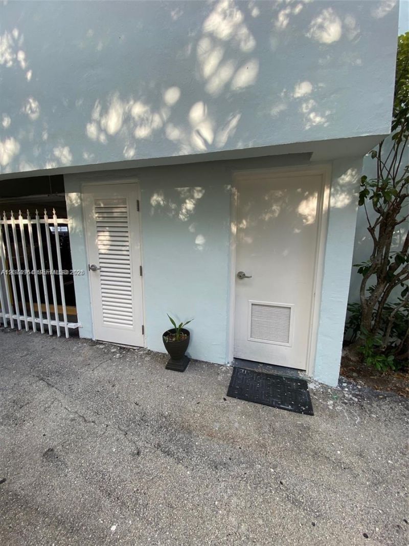 1990 Marseille Dr, Unit 206, Miami Beach, FL 33141 Photo