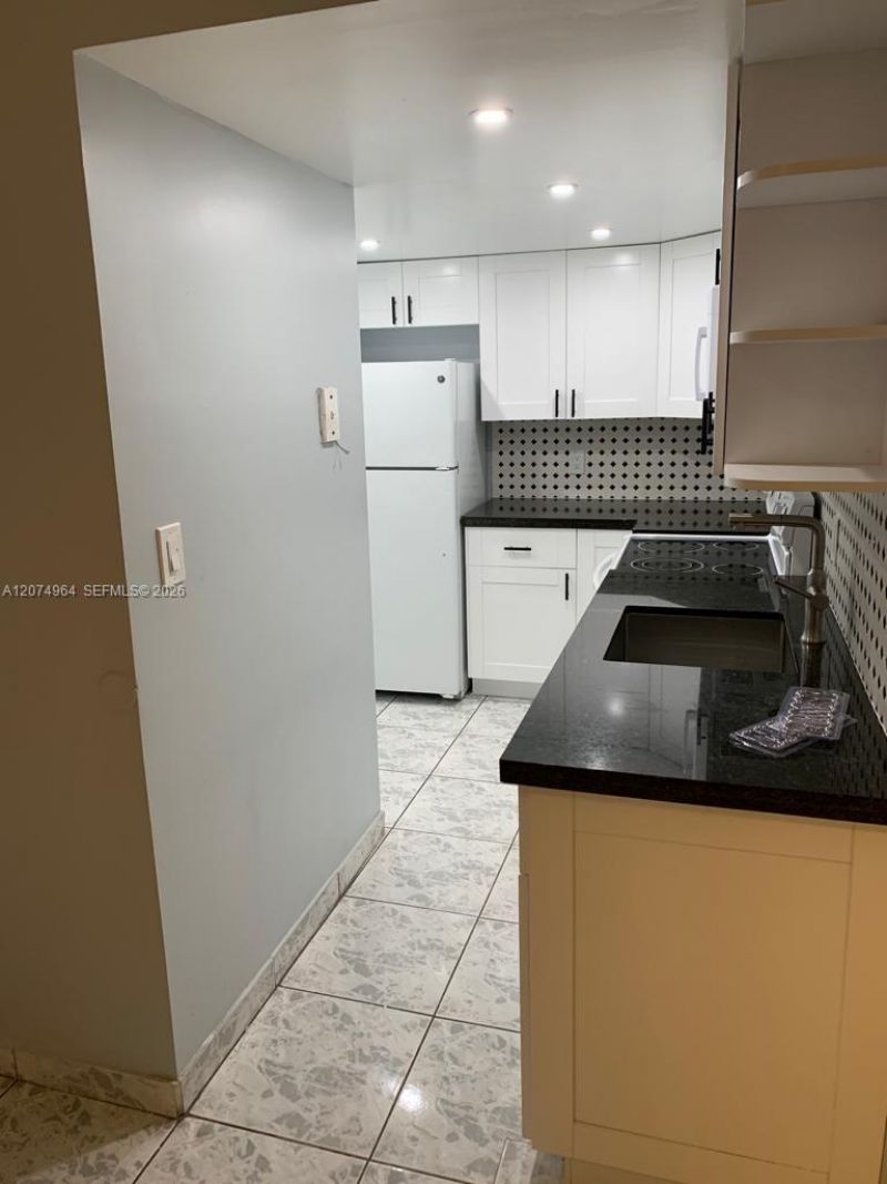 1990 Marseille Dr, Unit 206, Miami Beach, FL 33141 Photo