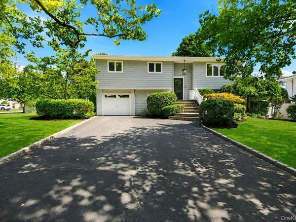 6 Oatley Place, Commack, NY 11725