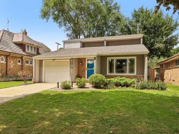 9916 W Grantosa DRIVE, Wauwatosa, WI 53222