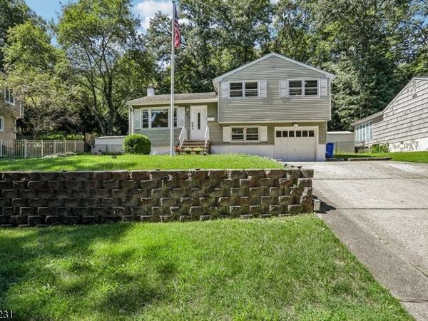 89 Knolls Rd, Bloomingdale, NJ 07403