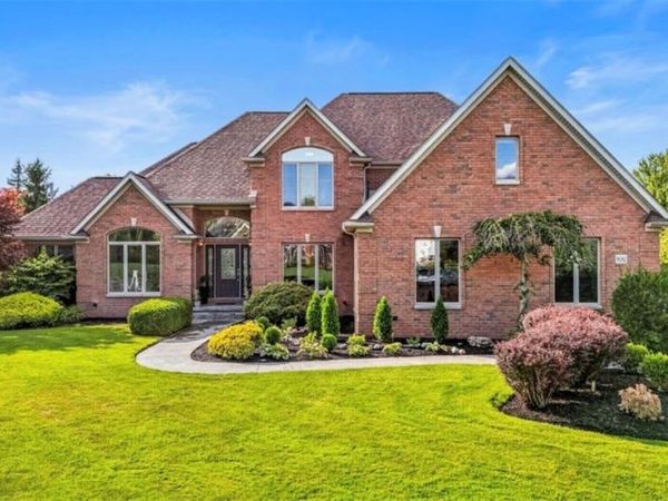 9082 Winding Creek Lane , Clarence, NY 14032