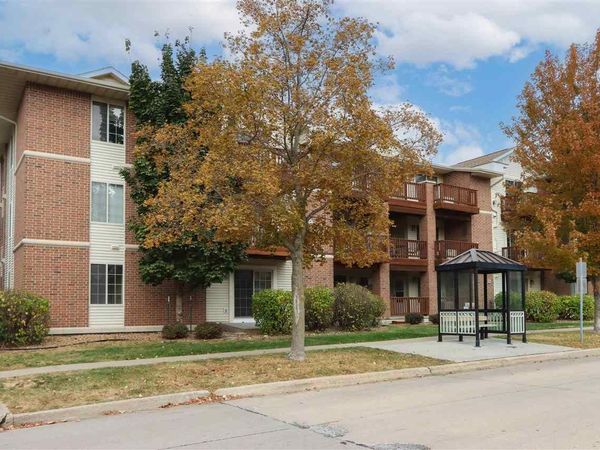 458 West Side Dr, Iowa City, IA 52246