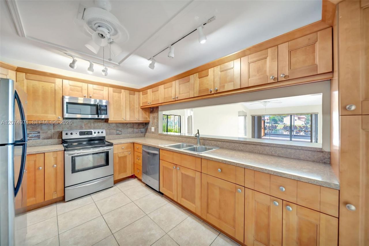5223 E Gate Lake Rd , Unit 5223, Tamarac, FL 33319 Photo