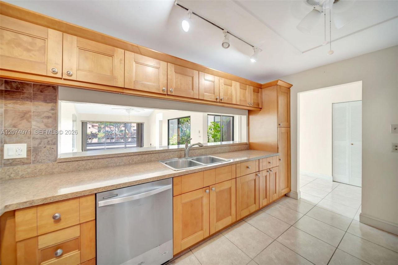 5223 E Gate Lake Rd , Unit 5223, Tamarac, FL 33319 Photo