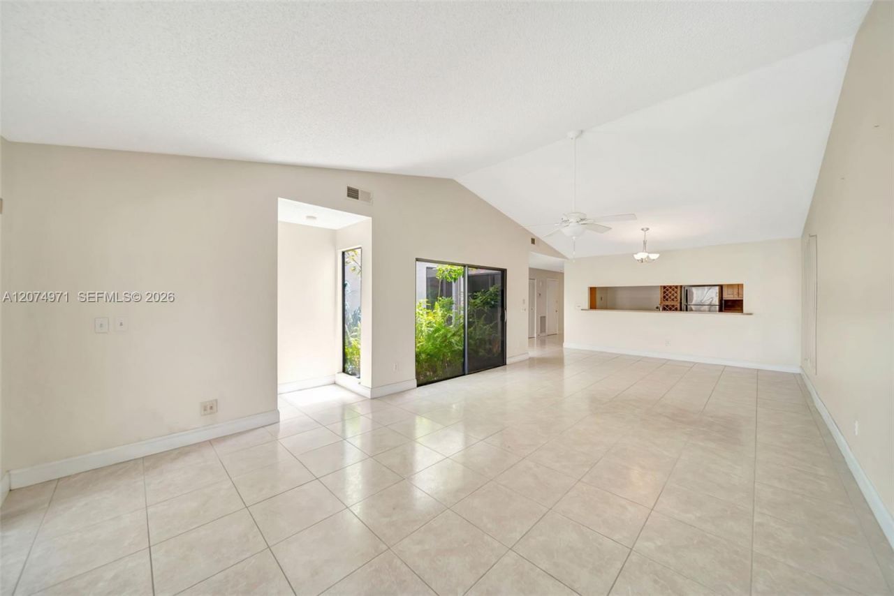 5223 E Gate Lake Rd , Unit 5223, Tamarac, FL 33319 Photo