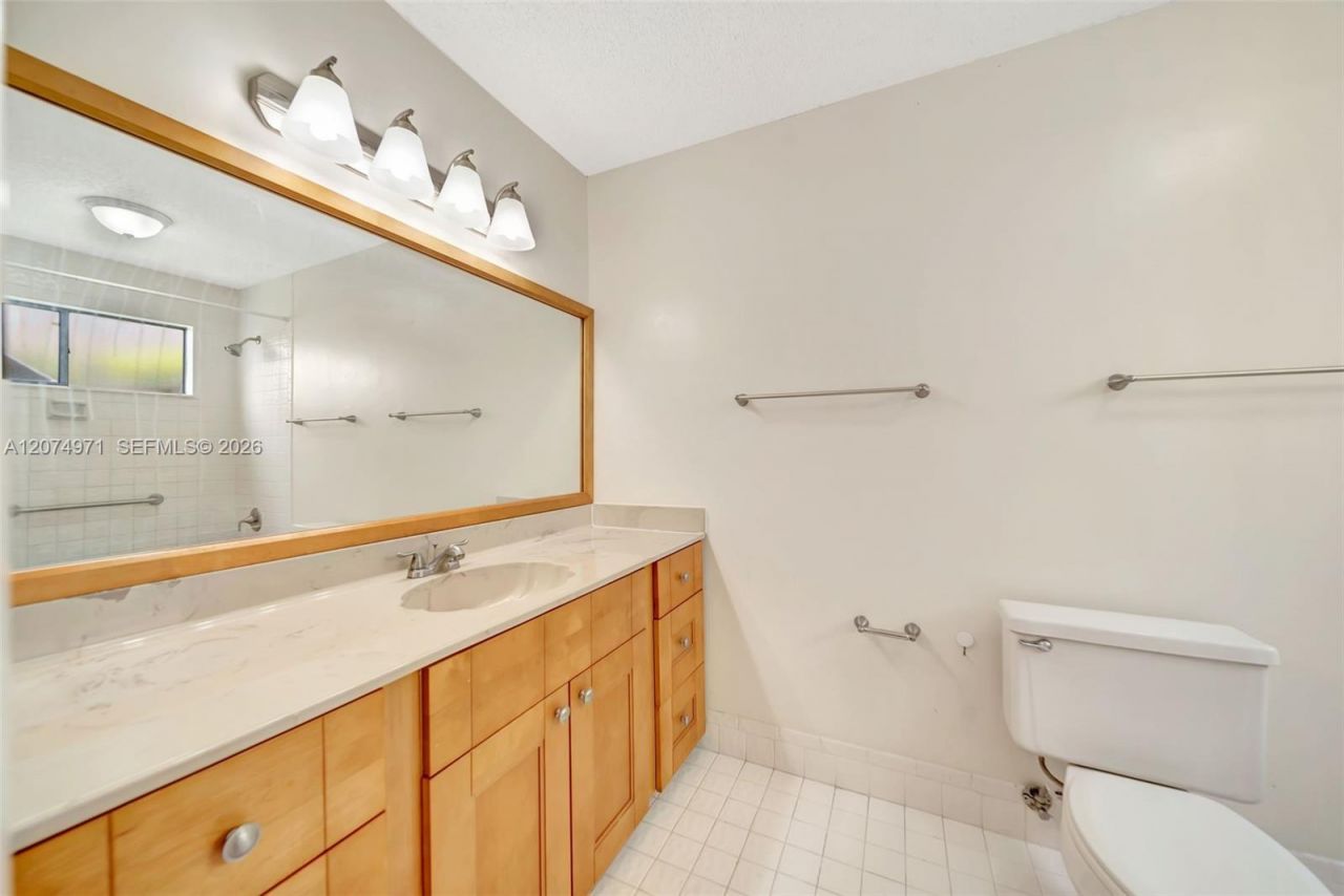 5223 E Gate Lake Rd , Unit 5223, Tamarac, FL 33319 Photo