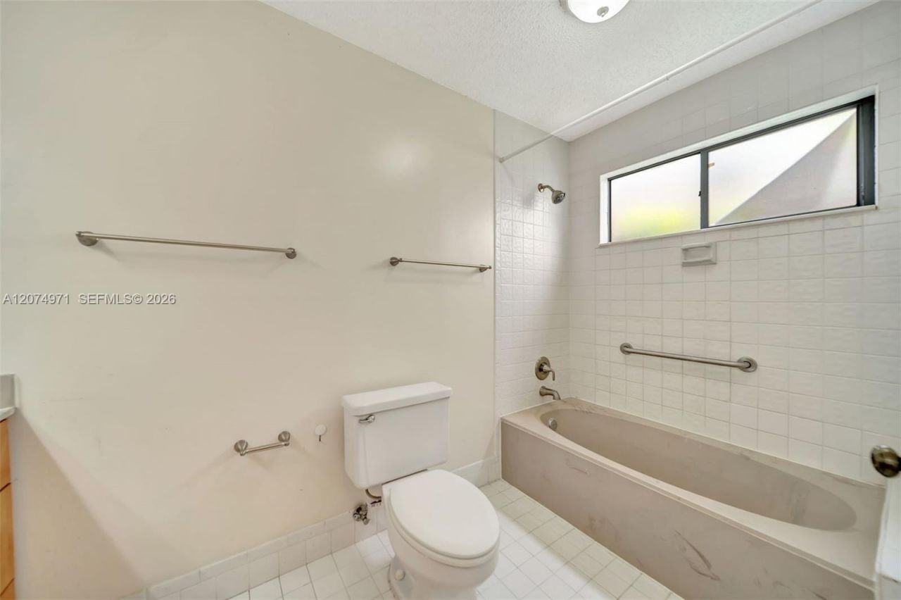 5223 E Gate Lake Rd , Unit 5223, Tamarac, FL 33319 Photo