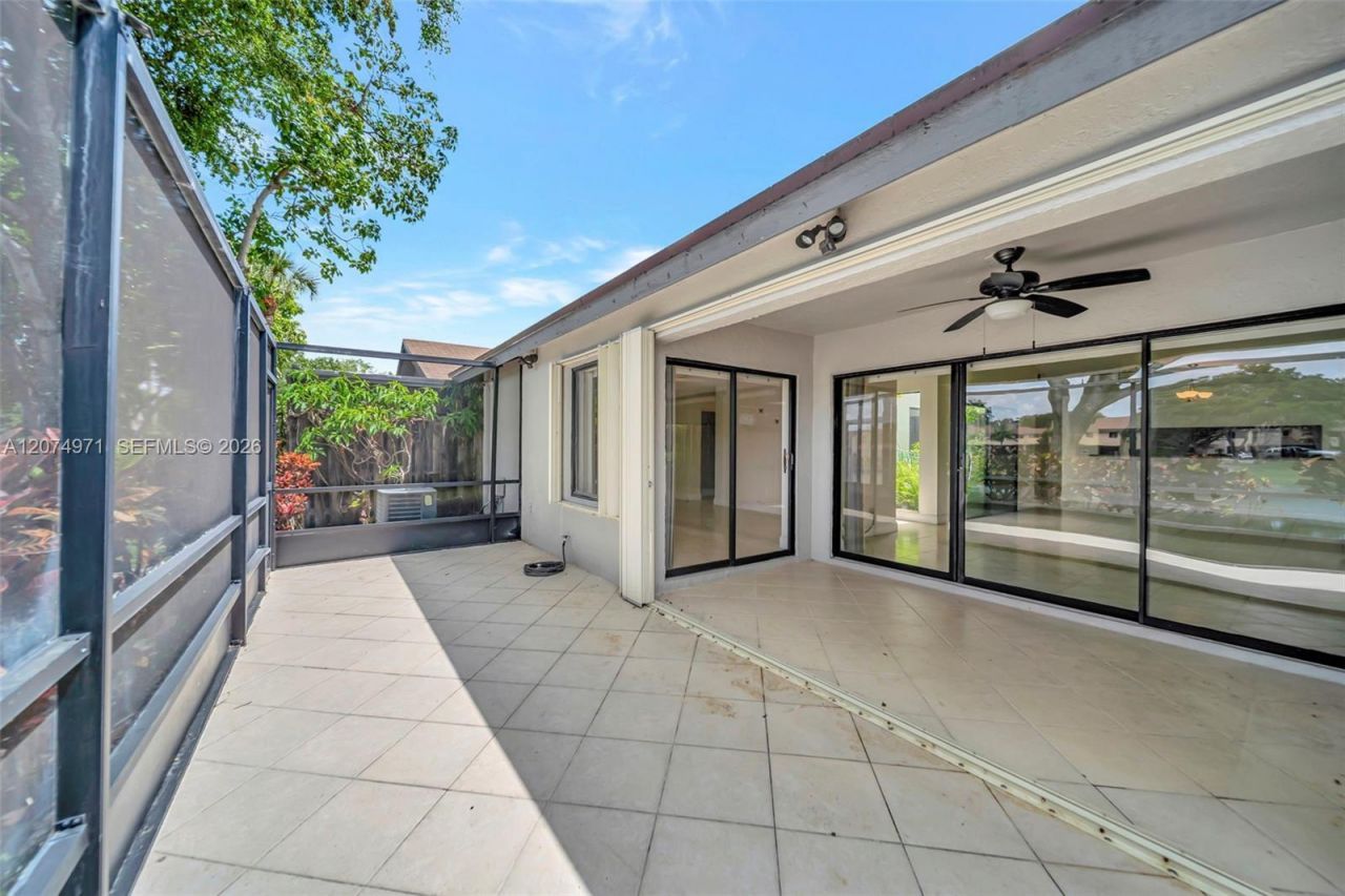 5223 E Gate Lake Rd , Unit 5223, Tamarac, FL 33319 Photo
