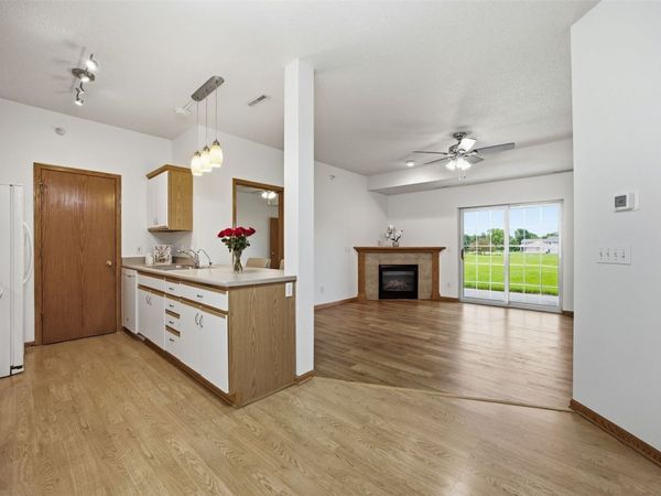 250 Cimarron Drive, Unit 201, Hiawatha, IA 52233