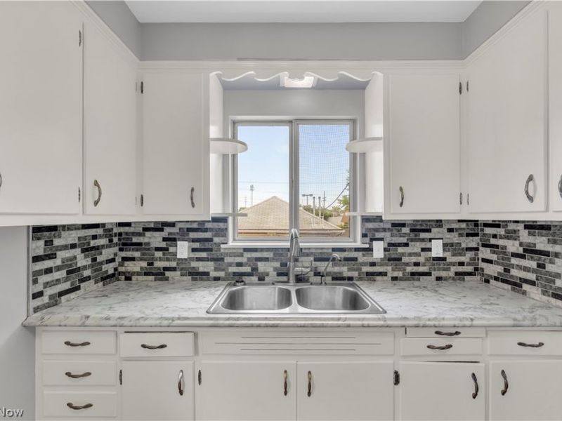 14152 Berwyn Avenue, Unit 2/UP, Cleveland, OH 44111 Photo 9