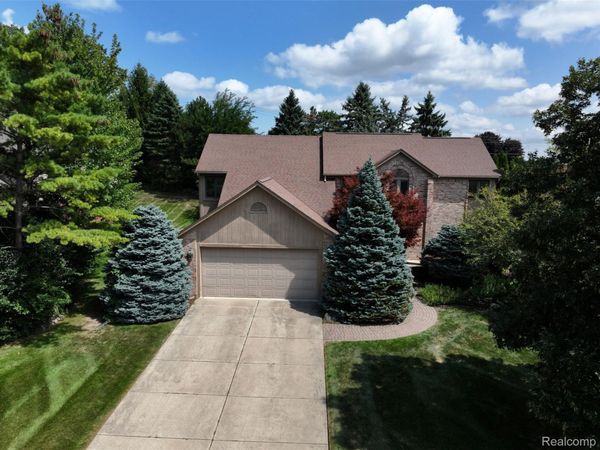 2070 Reagan Drive, Rochester Hills, Mi 48309