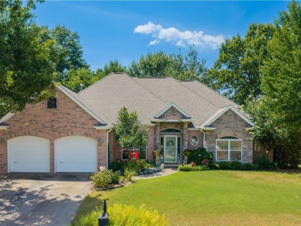 4437 W Castlebury Lane, Fayetteville, AR 72704