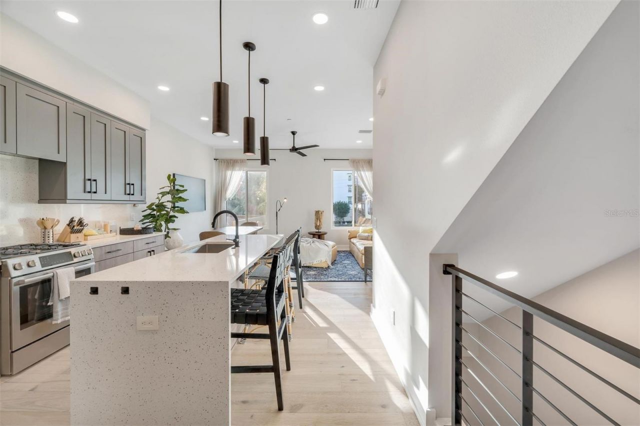 372 6th Street S, Unit 12, Saint Petersburg, FL 33701 Photo