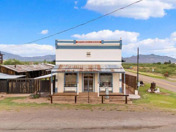 905 Ghost Town Trail, Pearce, AZ 85625