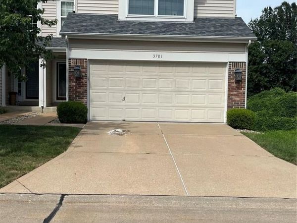 3781 Southern Manor Drive, St Louis, MO 63125