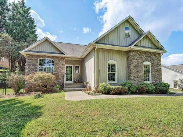 1235 Mountain View RD, Vinton, VA 24179