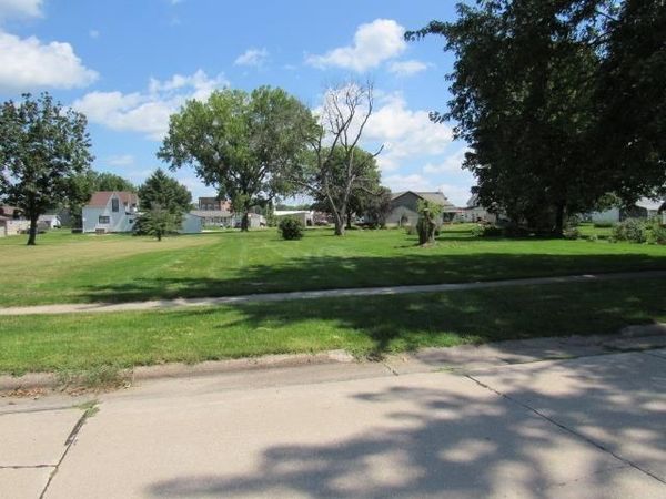 615 S Sycamore Street, Monticello, IA 52310