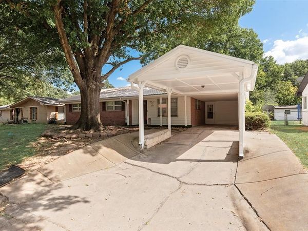 1716 Harris Street , Gainesville, TX 76240