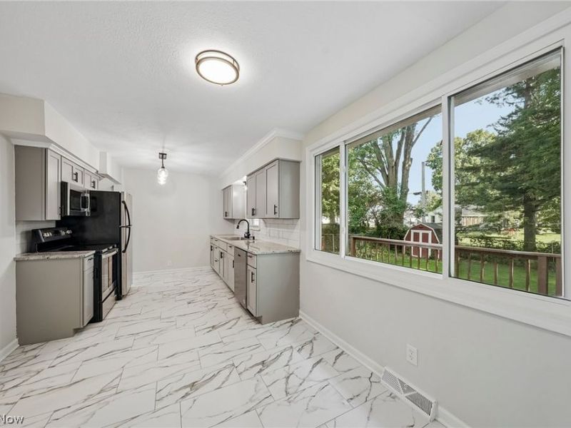 1155 Bell Court, Elyria, OH 44035 Photo 4